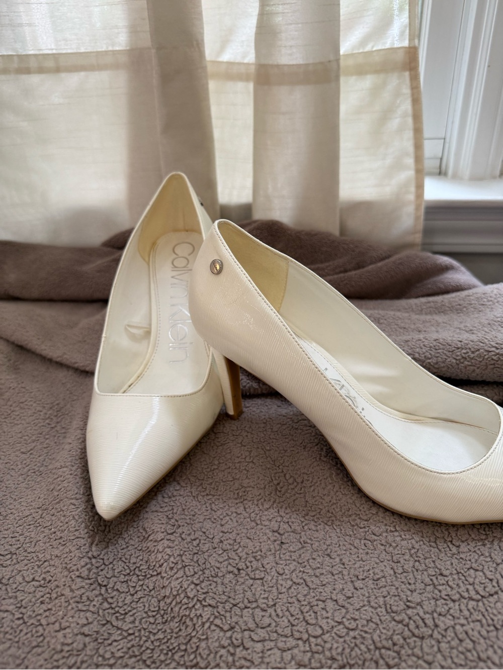 Calvin Klein White/Ivory Pointed-Toe Pump Heels - Picture 4 of 5